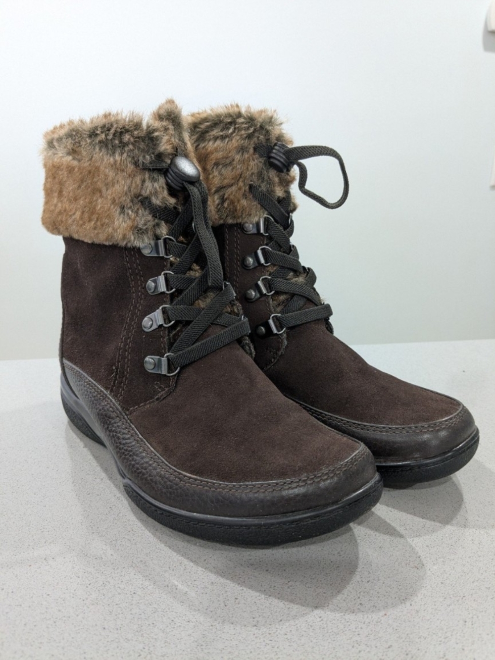 Clark's Women’s Brown Faux-Fur Trim Suede Winter Boots 8 EUC